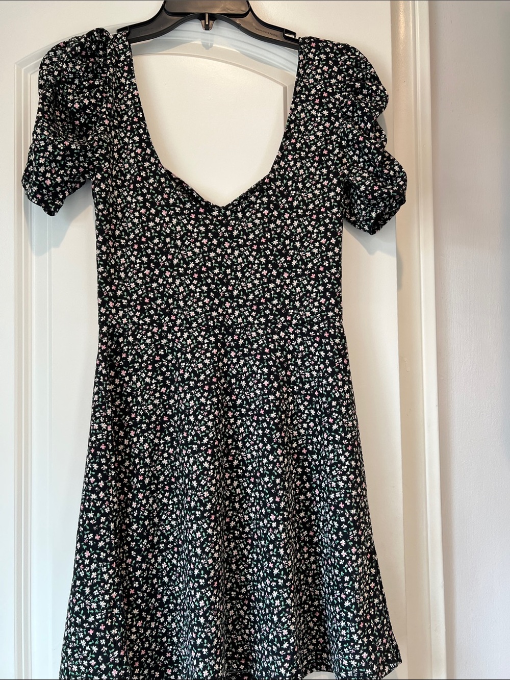 Like new H&M Black Floral V-Neck Mini Dress with Puff Sleeves - Picture 5 of 9
